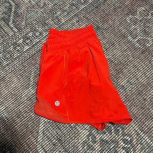 NWOT Lululemon 2.5” Hotty Hot Shorts